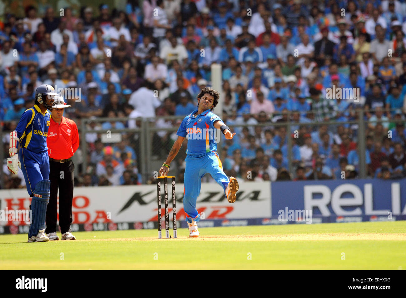 Bowler S Sreesanth Aktion ICC Cricket World Cup Finale gegen Sri Lanka gespielt Wankhede Stadium Mumbai Stockfoto