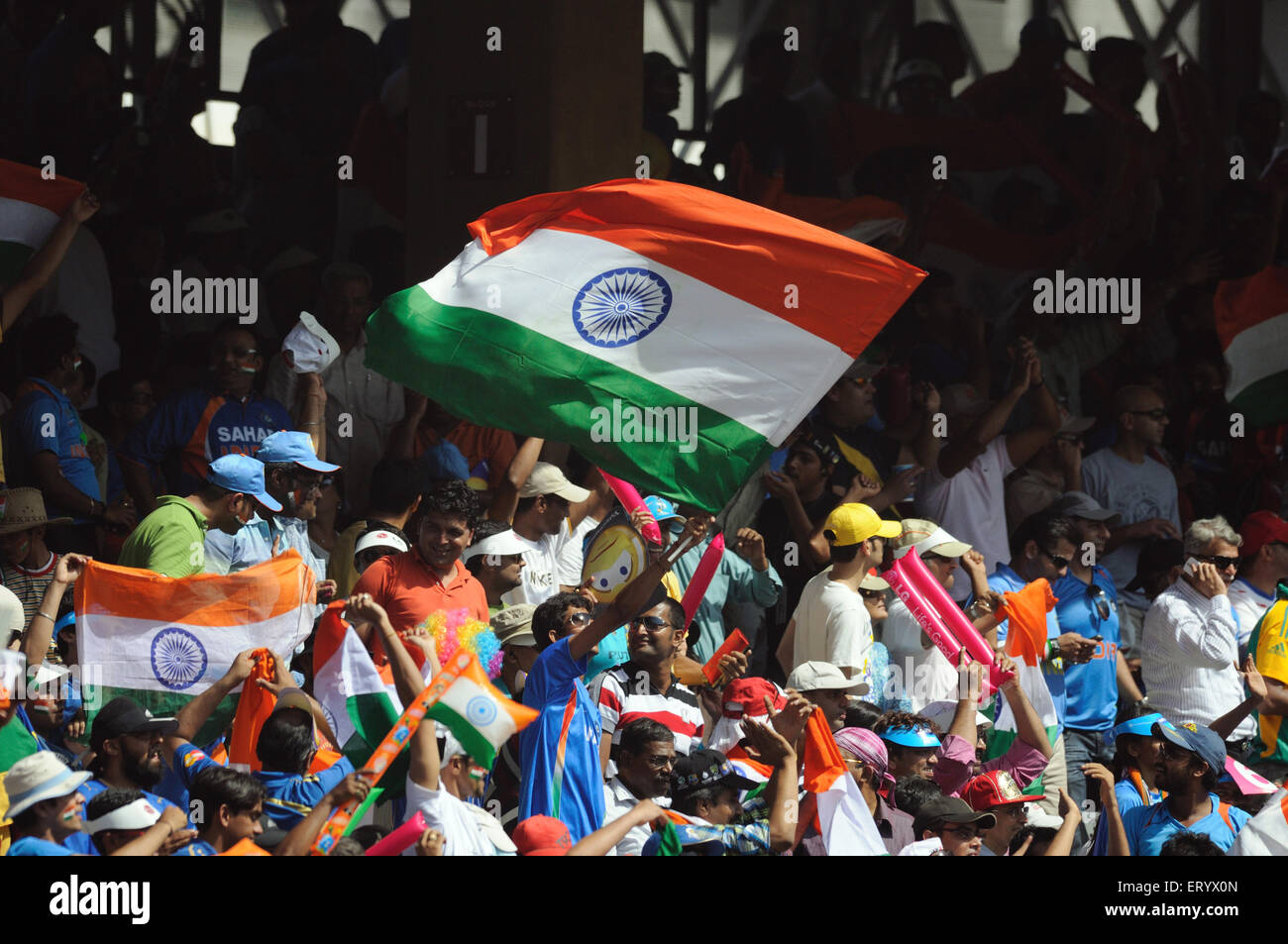 Fans winken Nationalflaggen ICC Cricket World Cup Finale Wankhede Stadium in Mumbai Stockfoto