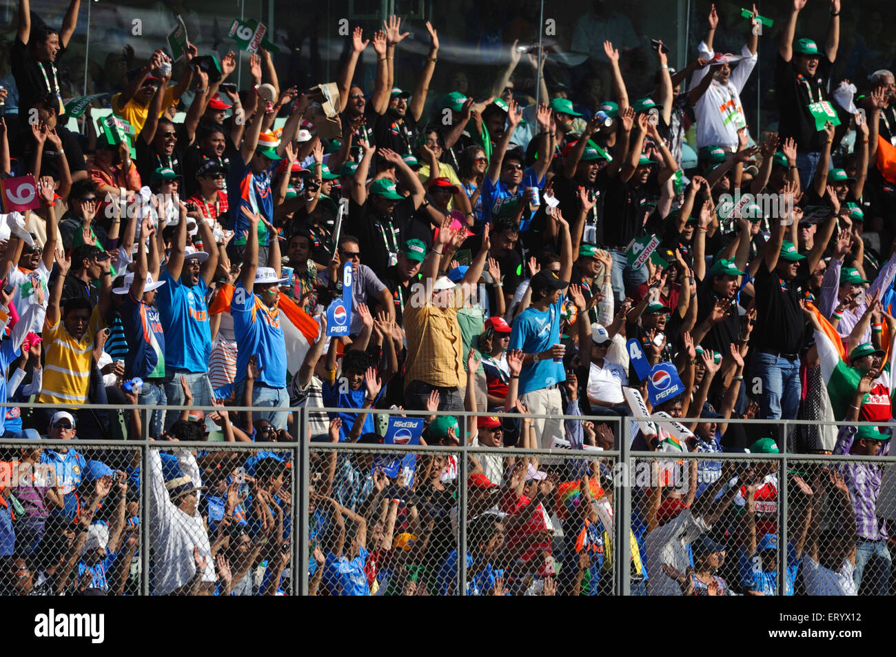 Fans Laola-Welle ICC Cricket World Cup Finale Sri Lanka gespielt Wankhede Stadium Mumbai Stockfoto