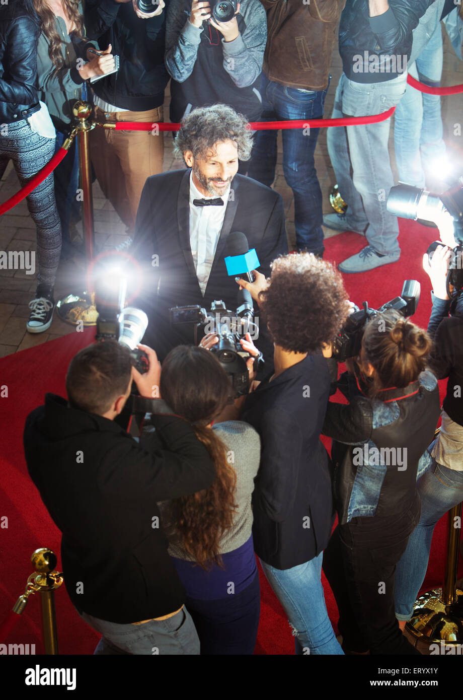 Prominenten interviewt und fotografiert von Paparazzi beim event Stockfoto