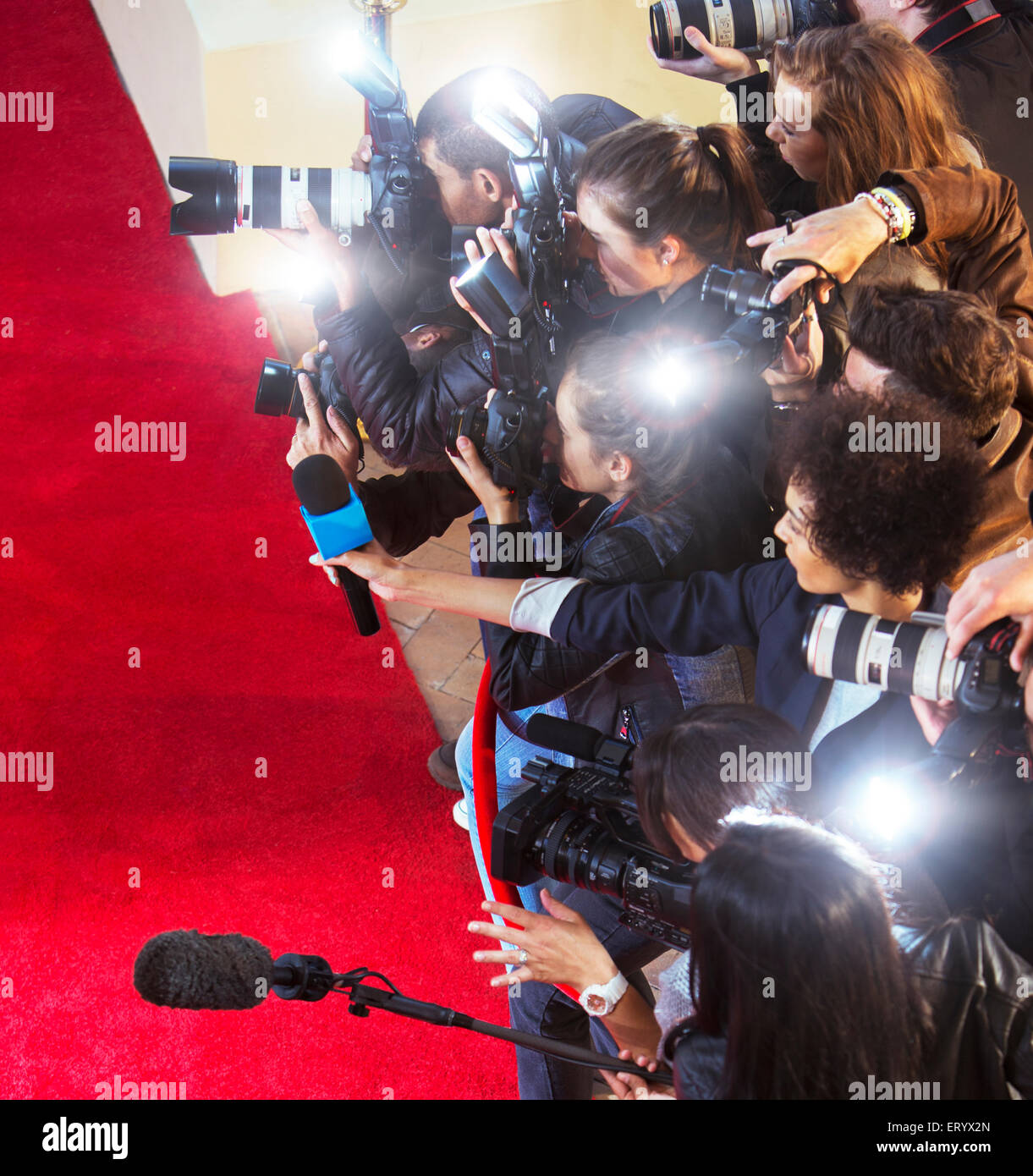 Paparazzi-Fotografen Fotografieren am roten Teppich Stockfoto