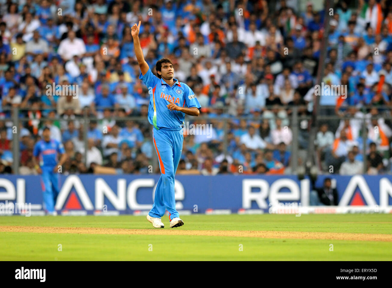 Bowler Munaf Patel appelliert ICC Cricket World Cup-Finale gegen Sri Lanka Wankhede Stadium Mumbai gespielt Stockfoto