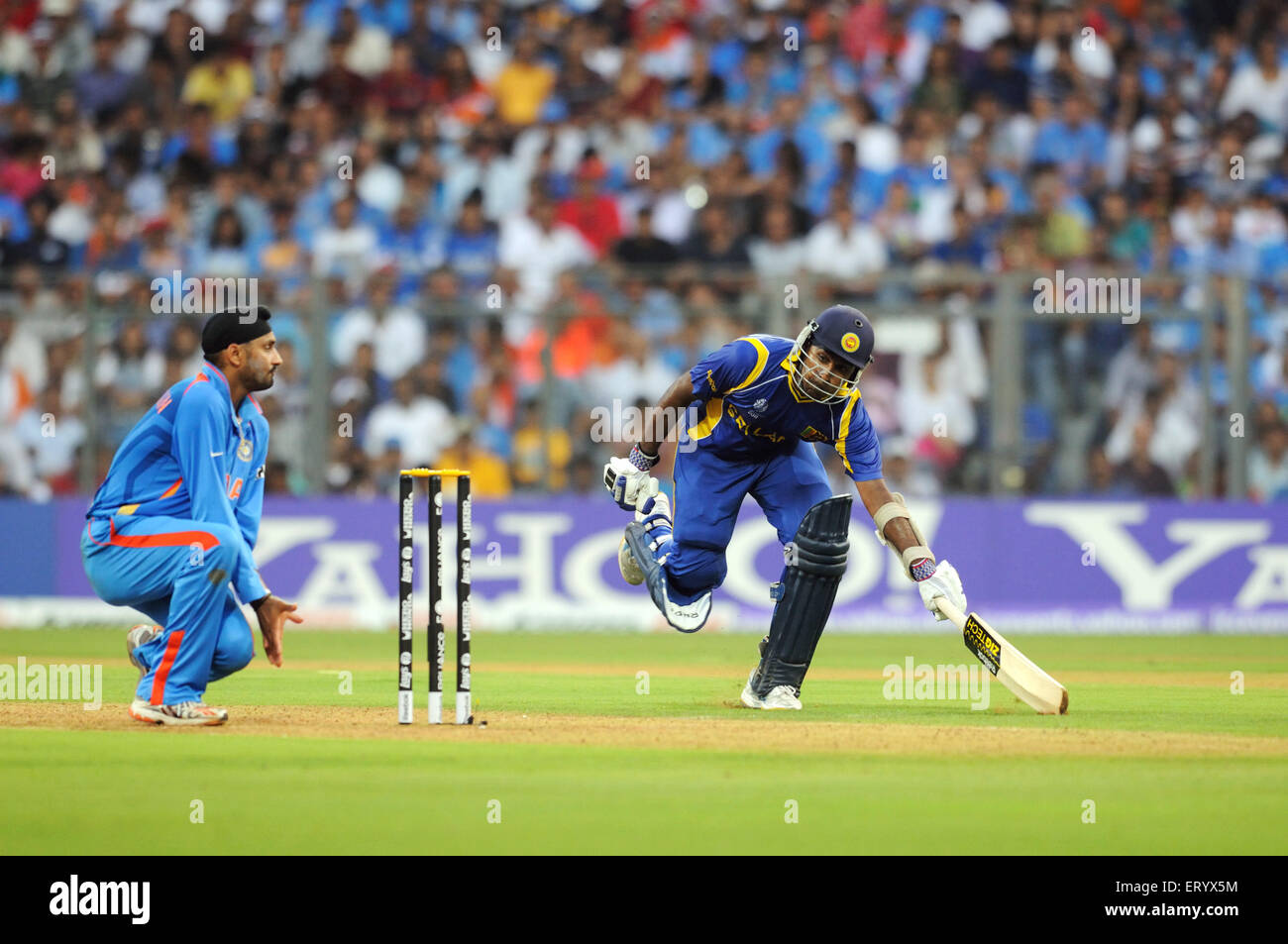 Sri Lankan Batsman erreicht Falte Bowler Harbhajan Singh versucht ICC Cricket World Cup Finale Wankhede Stadium Mumbai Stockfoto