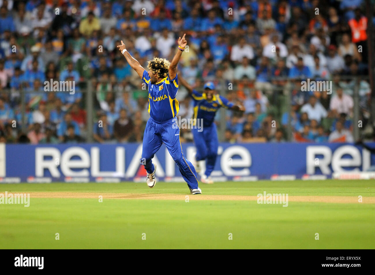 Sri Lanka Bowler Lasith Malinga feiern Wicket Schlagmann Virendra Sehwag 2011 ICC World Cup Wankhede Stadium Mumbai Indien Stockfoto