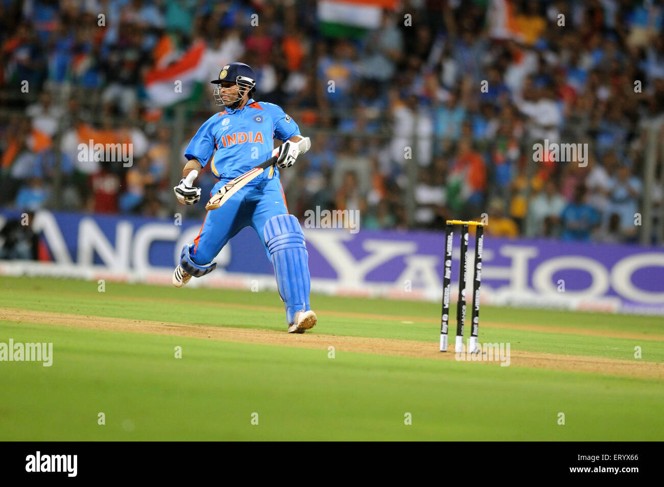 Schlagmann Sachin Tendulkar komplette laufen 2011 ICC World Cup-Finale Sri Lanka Wankhede Stadium Mumbai Stockfoto