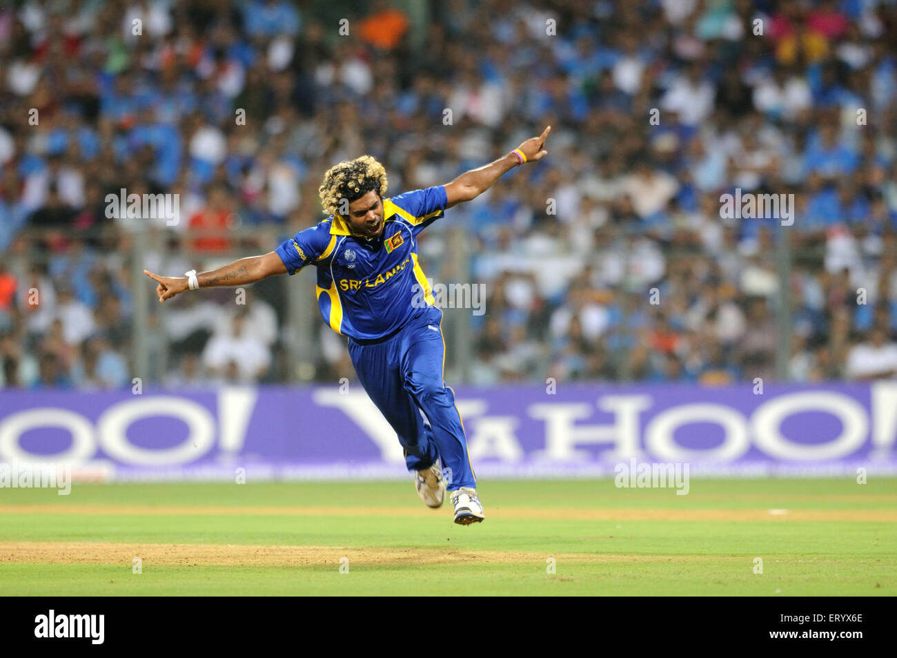 Sri-lankischer Bowler Lasith Malinga feiert Wicket-Schläger Sachin Tendulkar 2011 ICC World Cup Sri Lanka Wankhede Stadium Bombay Mumbai Indien Asien Stockfoto