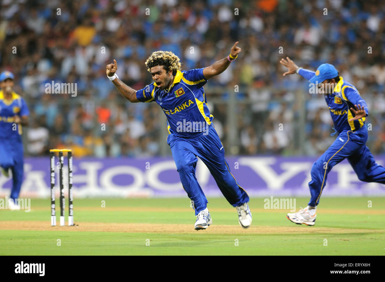 Sri Lanka Bowler Lasith Malinga feiern Wicket Batsman Sachin Tendulkar 2011 ICC World Cup Wankhede Stadium Mumbai Stockfoto