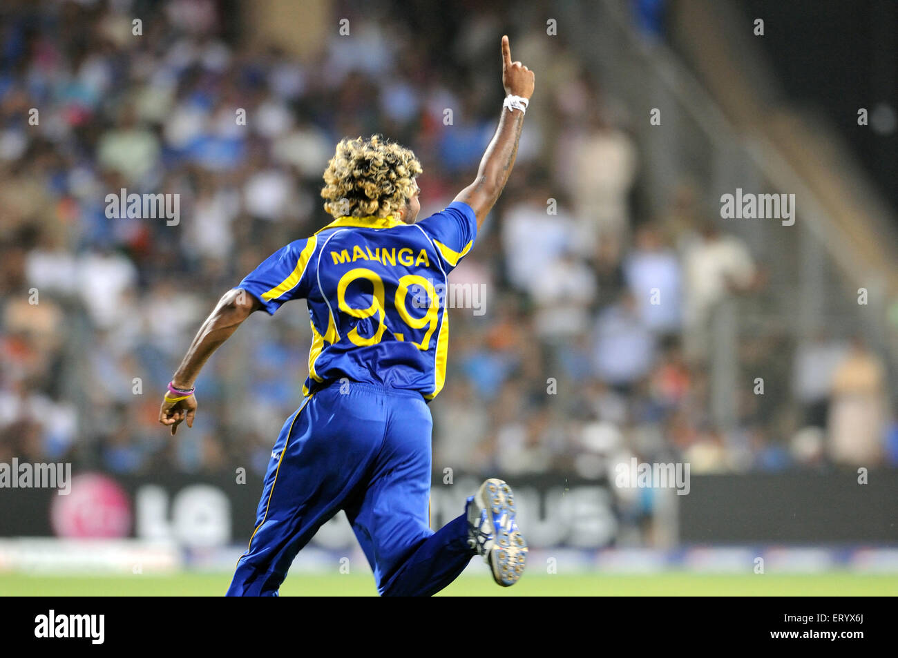 Sri Lanka Bowler Lasith Malinga feiern Wicket Batsman Sachin Tendulkar 2011 ICC World Cup-Finale Wankhede Stadium Mumbai Stockfoto