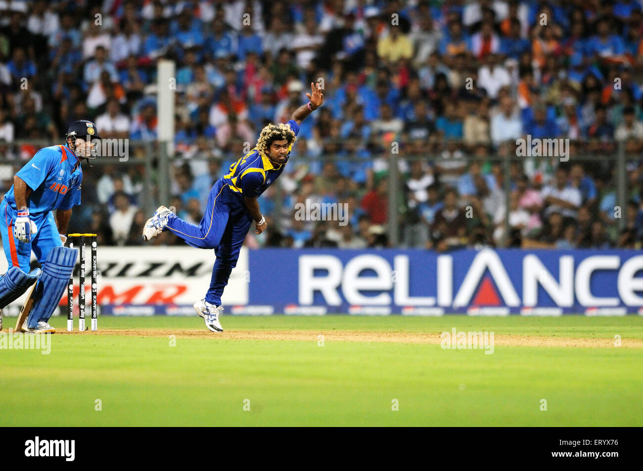 Sri Lanka Bowler Lasith Malinga schalen Schlagmann M S Dhoni 2011 ICC World Cup-Finale Wankhede Stadium Mumbai Stockfoto