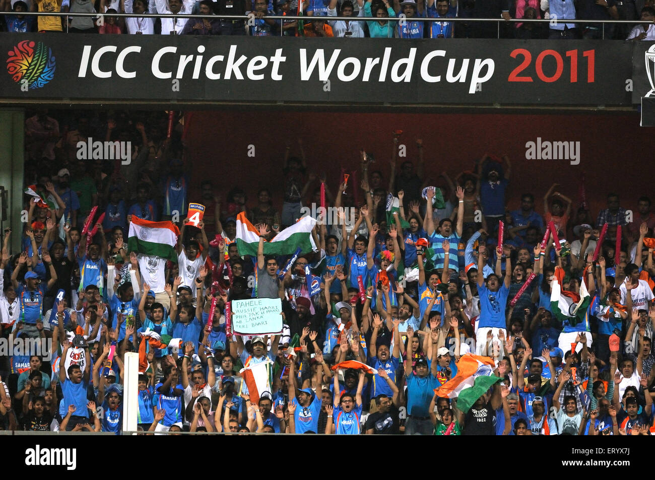Indische Fans mexikanisch 2011 ICC World Cup-Finale Indien und Sri Lanka zuwinken Wankhede Stadium Mumbai Stockfoto