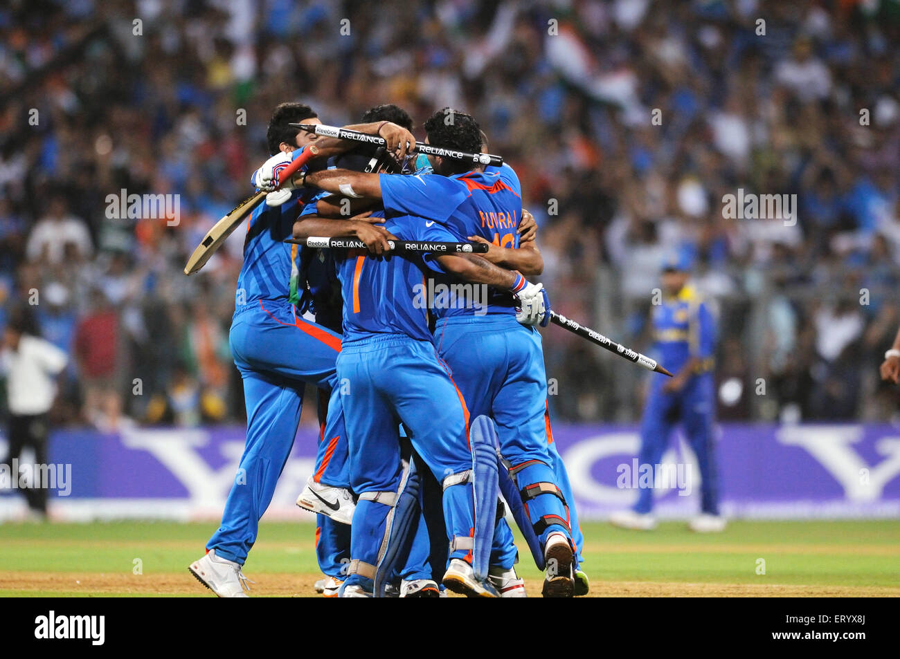 Indische Cricketspieler feiern den Sieg über das Finale der ICC Cricket World Cup 2011 im Wankhede Stadium Bombay Mumbai Maharashtra India Stockfoto