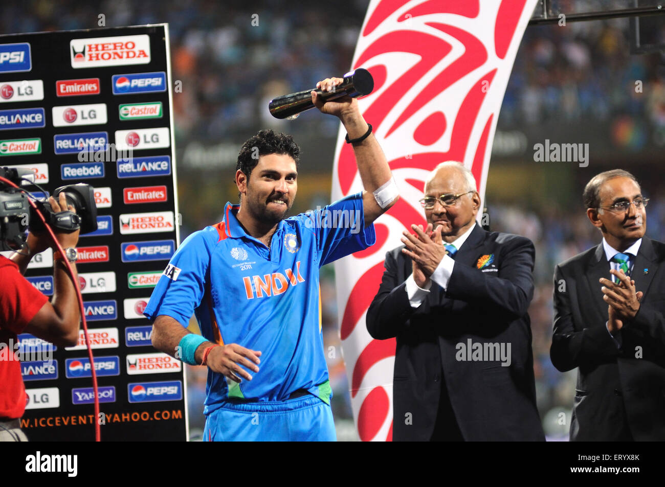Yuvraj Singh empfangenden Mann Turnier Trophäe ICC President Sharad Pawar ICC CEO Haroon Lorgat klatscht ICC Cricket World Cup Stockfoto