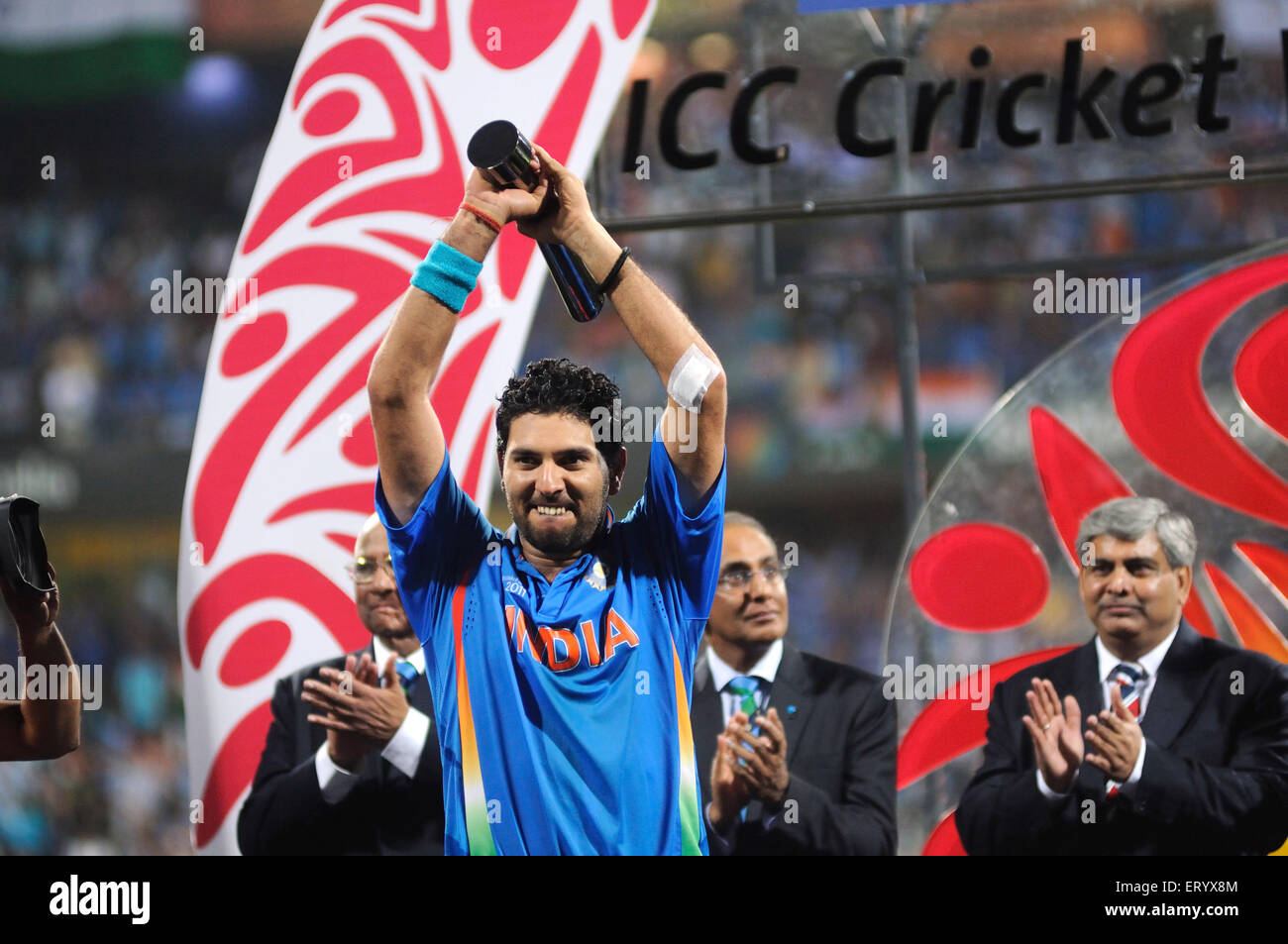 Cricketer Yuvraj Singh erhält die Trophäe „man of Tournament“ des ICC Cricket World Cup 2011 im Wankhede Stadium Bombay Mumbai Maharashtra India Asia Stockfoto
