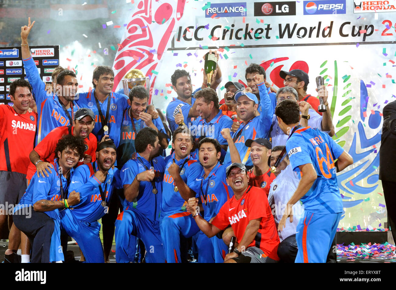 Indisches cricketers feiern ICC-wm-pokal schlagen ICC Cricket World Cup 2011 finale Wankhede Stadium Mumbai, Indien Stockfoto