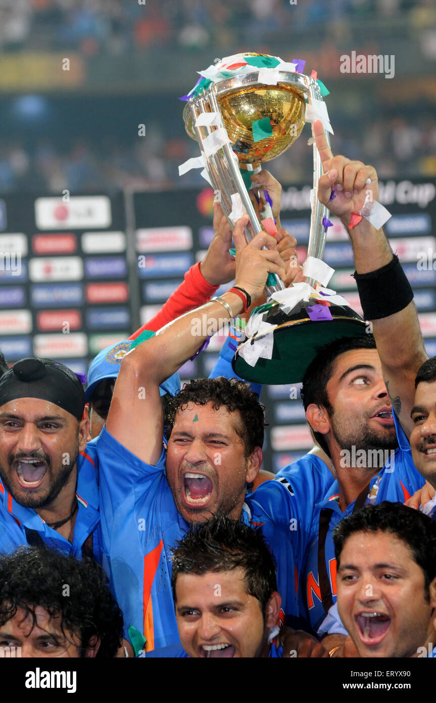 Indischer Cricketspieler Sachin Tendulkar feiern ICC World Cup Trophäe schlagen ICC Cricket World Cup 2011 Wankhede Stadium Mumbai Stockfoto