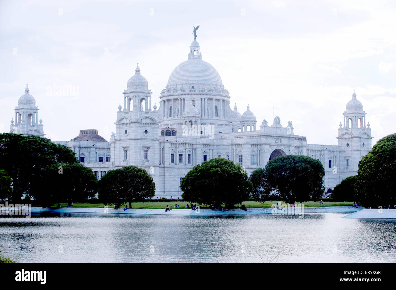 Historische Gebäude Victoria Memorial gebaut im Jahre 1921 in der Dämmerung; Kolkata Kalkutta; Westbengalen; Indien Stockfoto