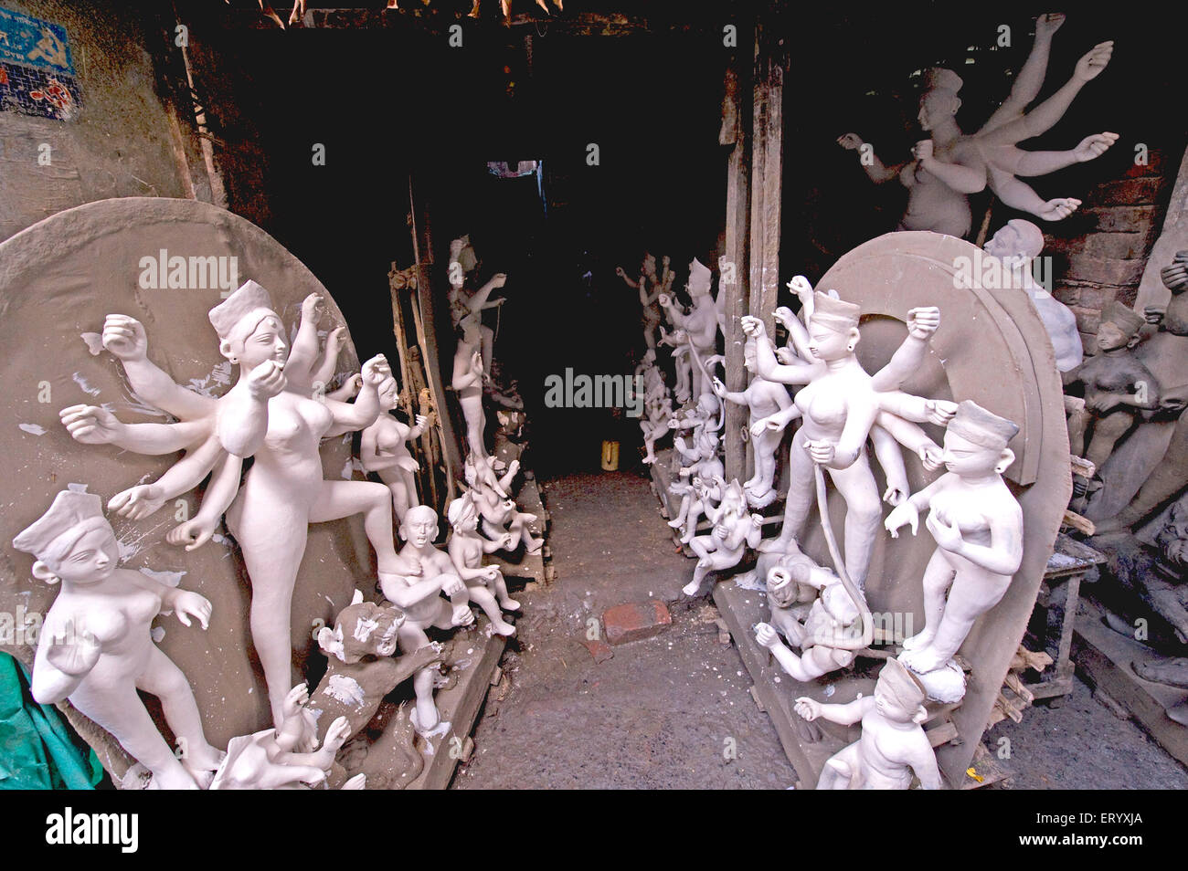 Tonmodell der Göttin Durga mit ihr im Prozess der vollständigen Consort; Calcutta; Westbengalen; Indien Stockfoto