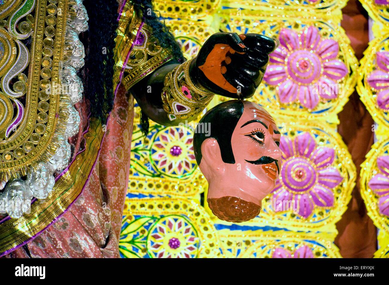 Hängende menschlichen Kopf in der Hand der Göttin Kali Puja; Calcutta; Westbengalen; Indien Stockfoto