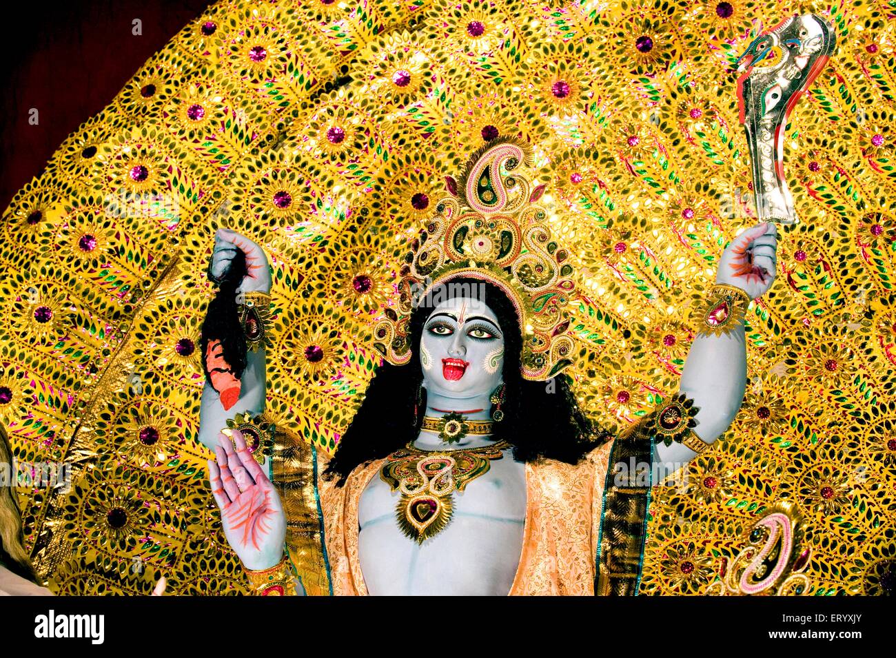Hängende menschlichen Kopf in der Hand der Göttin Kali Puja; Calcutta; Westbengalen; Indien Stockfoto