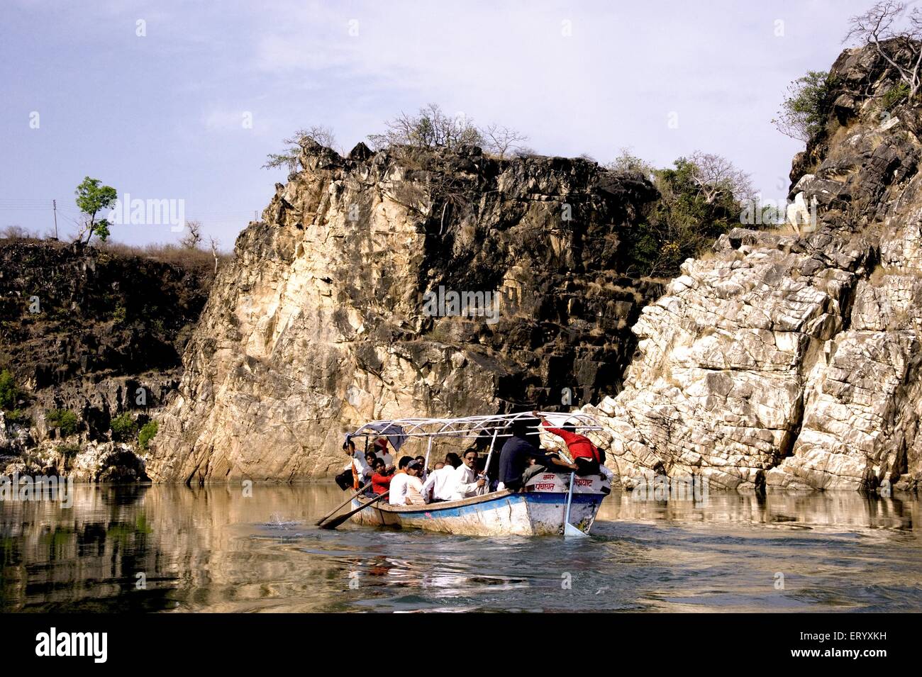 Bootsfahrt im Fluss Narmada Marmor Felsen; Bedaghat; Jabalpur; Madhya Pradesh; Indien Stockfoto