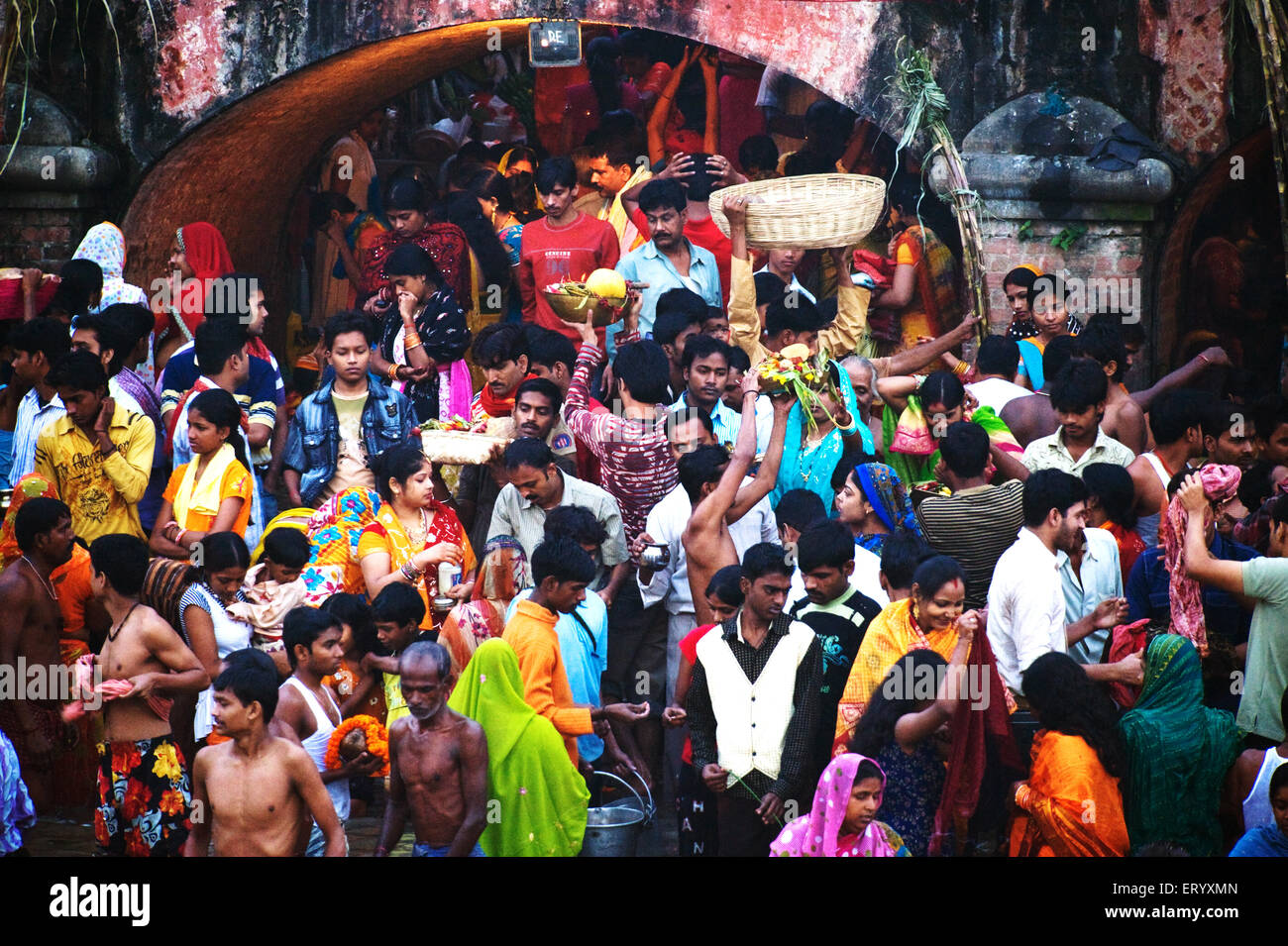 Pilger auf Babu Ghat während Chata Pooja Festivals bei; Kalkutta Calcutta; Westbengalen; Indien nicht Herr Stockfoto