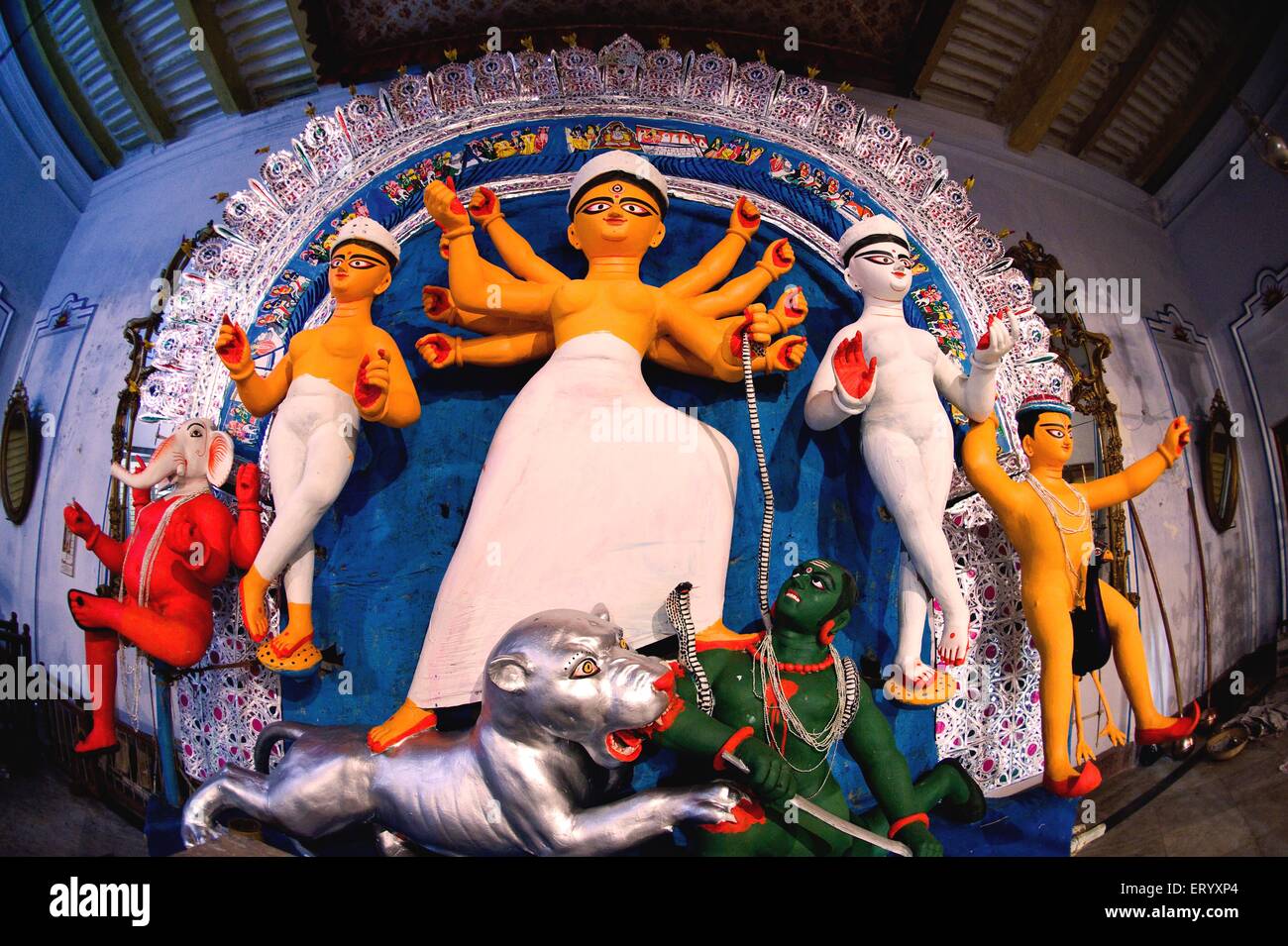 Sobhabazar Raj Bati Idole der Göttin Durga mit Consort bevor gekleidet; Kalkutta Calcutta; Westbengalen; Indien Stockfoto