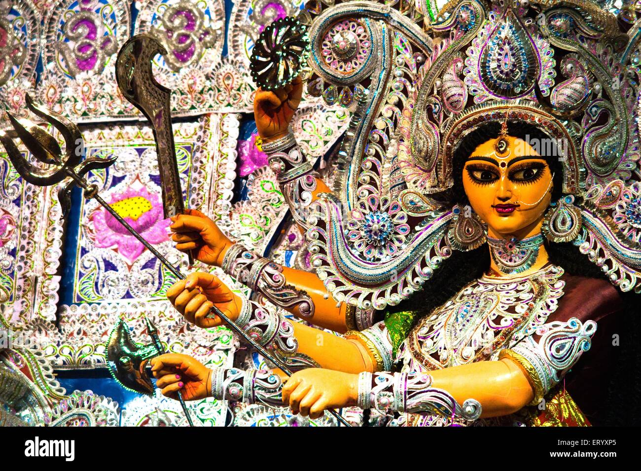 Göttin Durga Krieger darstellen mit göttlichen Waffen auf Durga Puja; Kalkutta Calcutta; Westbengalen; Indien Stockfoto