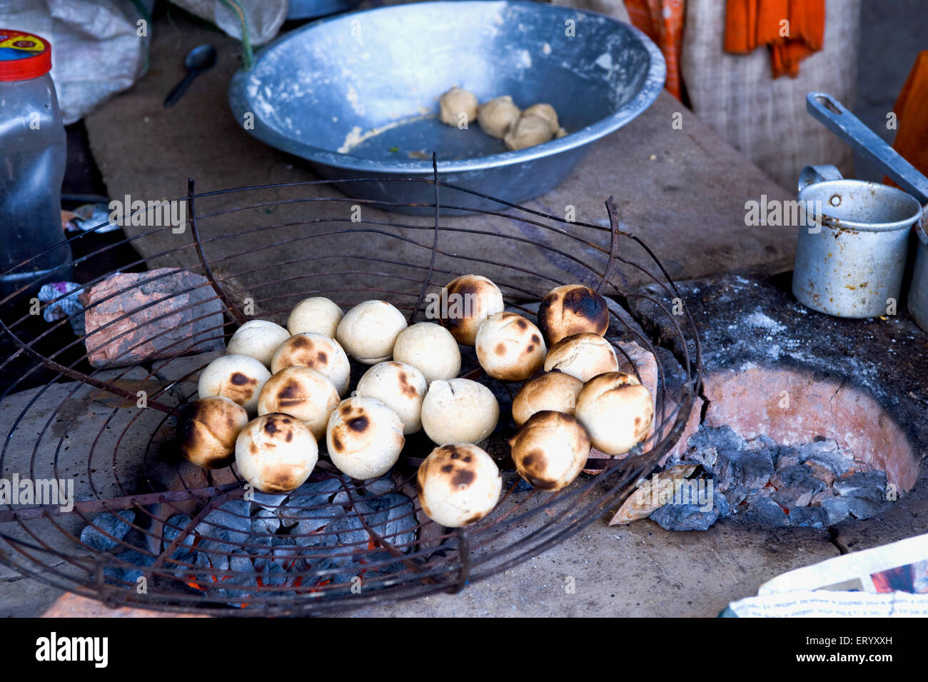 Litti Bihari Lebensmittelzubereitung auf Kohlefeuer, Sonepur Rinder Messe, Sonepur Mela, Harihar Kshetra Mela, Sonpur, Saran District, Bihar, Indien, Asien Stockfoto