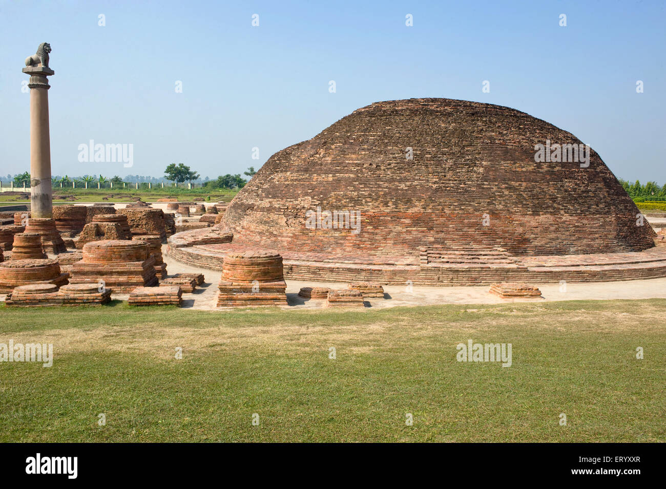 Ashoka Löwensäule und buddhistische Stupa bei Vaishali; Tirhut Teilung; Bihar; Indien Stockfoto