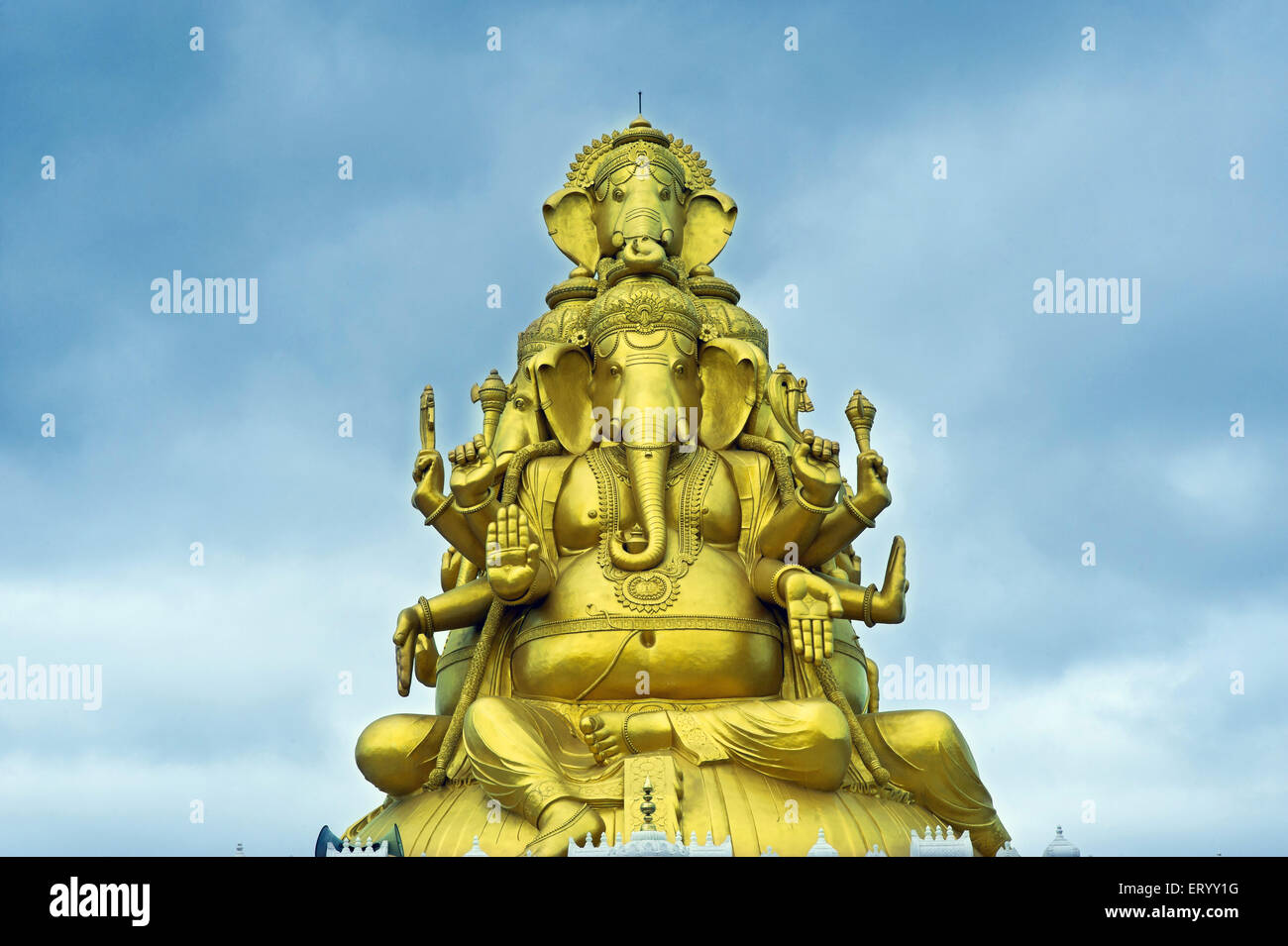Lord Ganesh mit vier Köpfen in goldener Farbe; Karnataka; Indien Stockfoto
