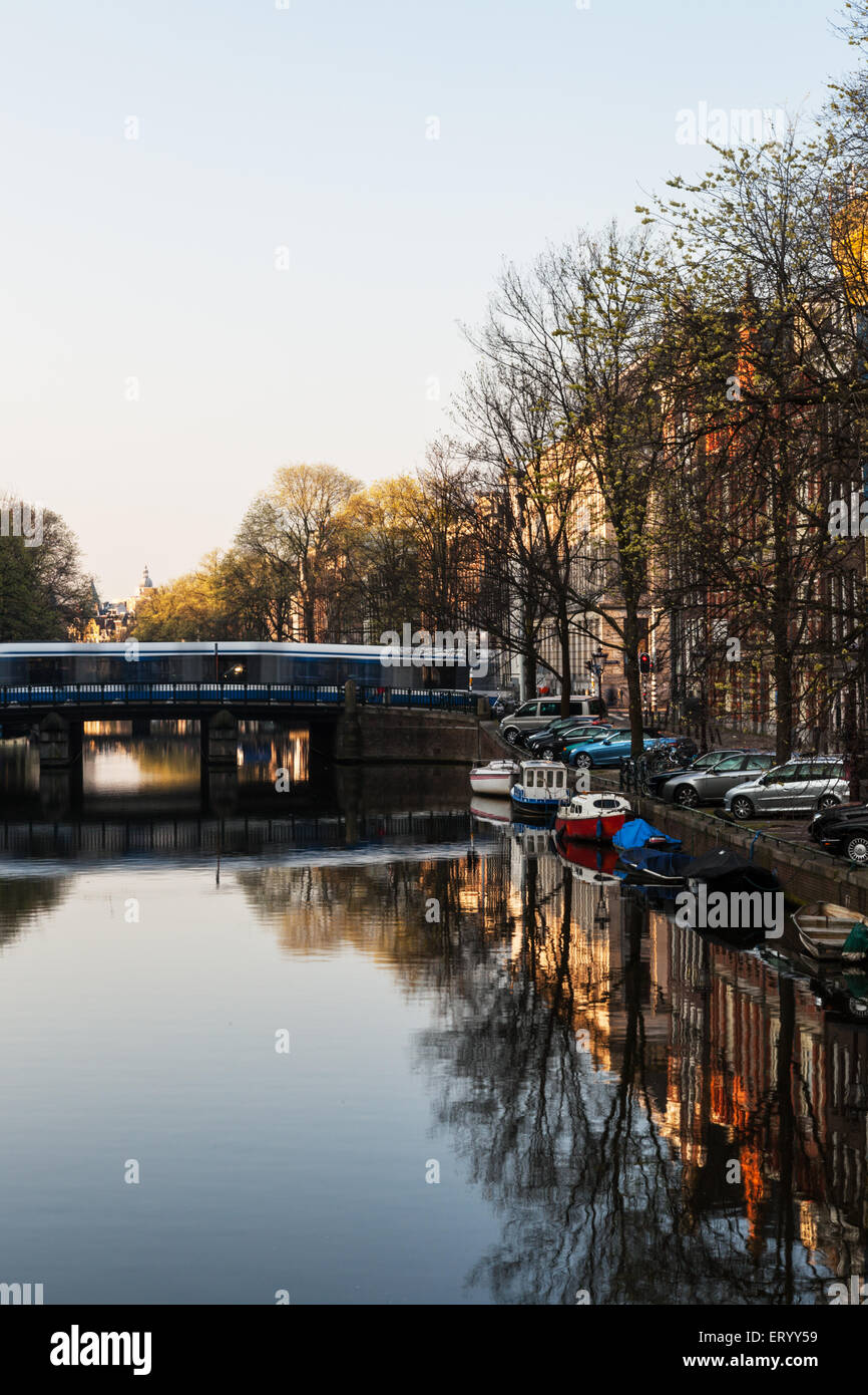 Kanal in Amsterdam mit Tram überqueren einer Brücke Stockfoto