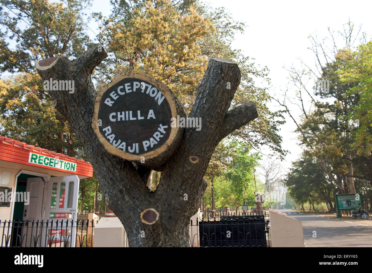 Chilla Name am Display auf Log am Eingang am Rajaji National Park Uttarakhand, Indien Stockfoto