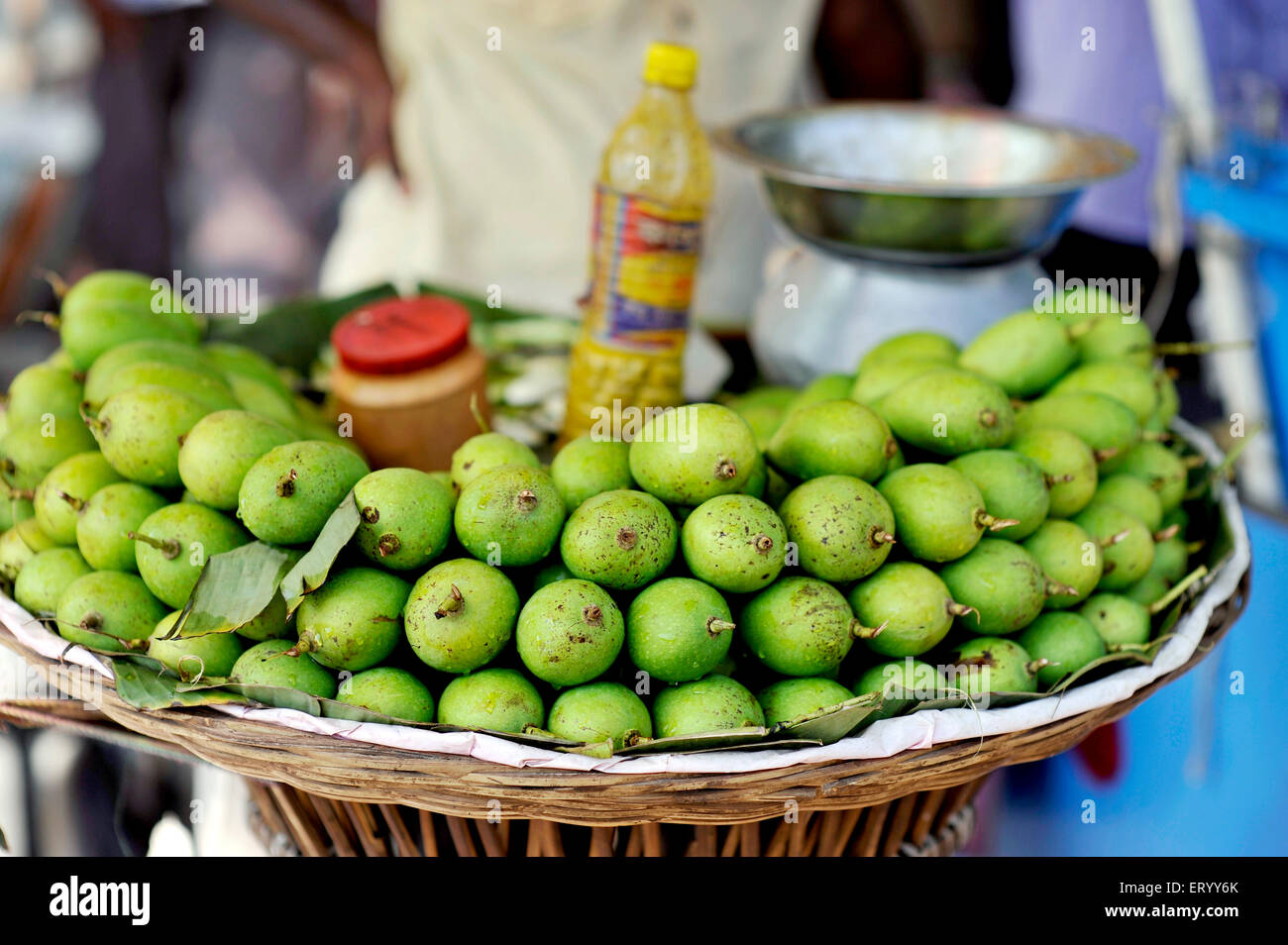 Grüner Mango-Snack, Sonntagsmarkt, Baghbazar, Kalkutta, Kolkata, Westbengalen, Indien, Asien Stockfoto