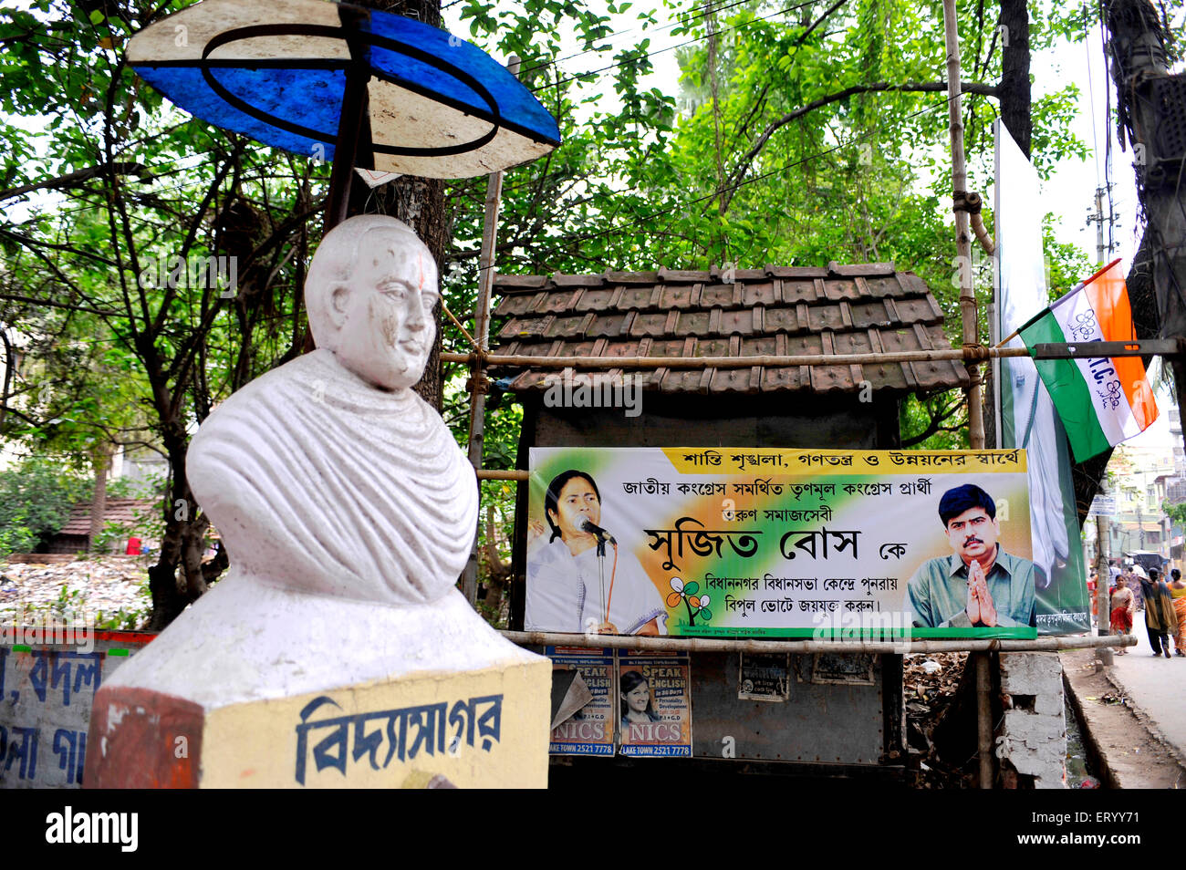 Wahlplakat Trinamul Chief Mamta Banerjee Aufruf von Menschen stimmen Gerechtigkeit Plakat deutlich Statue Vidyasagar Bengal Stockfoto