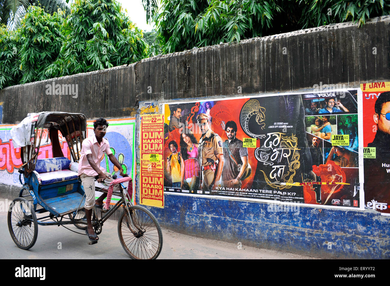 Zyklus Rickshaw, Dreirad Rickshaw, Filmplakate, Kalkutta, Kolkata, Westbengalen, Indien, Asien Stockfoto