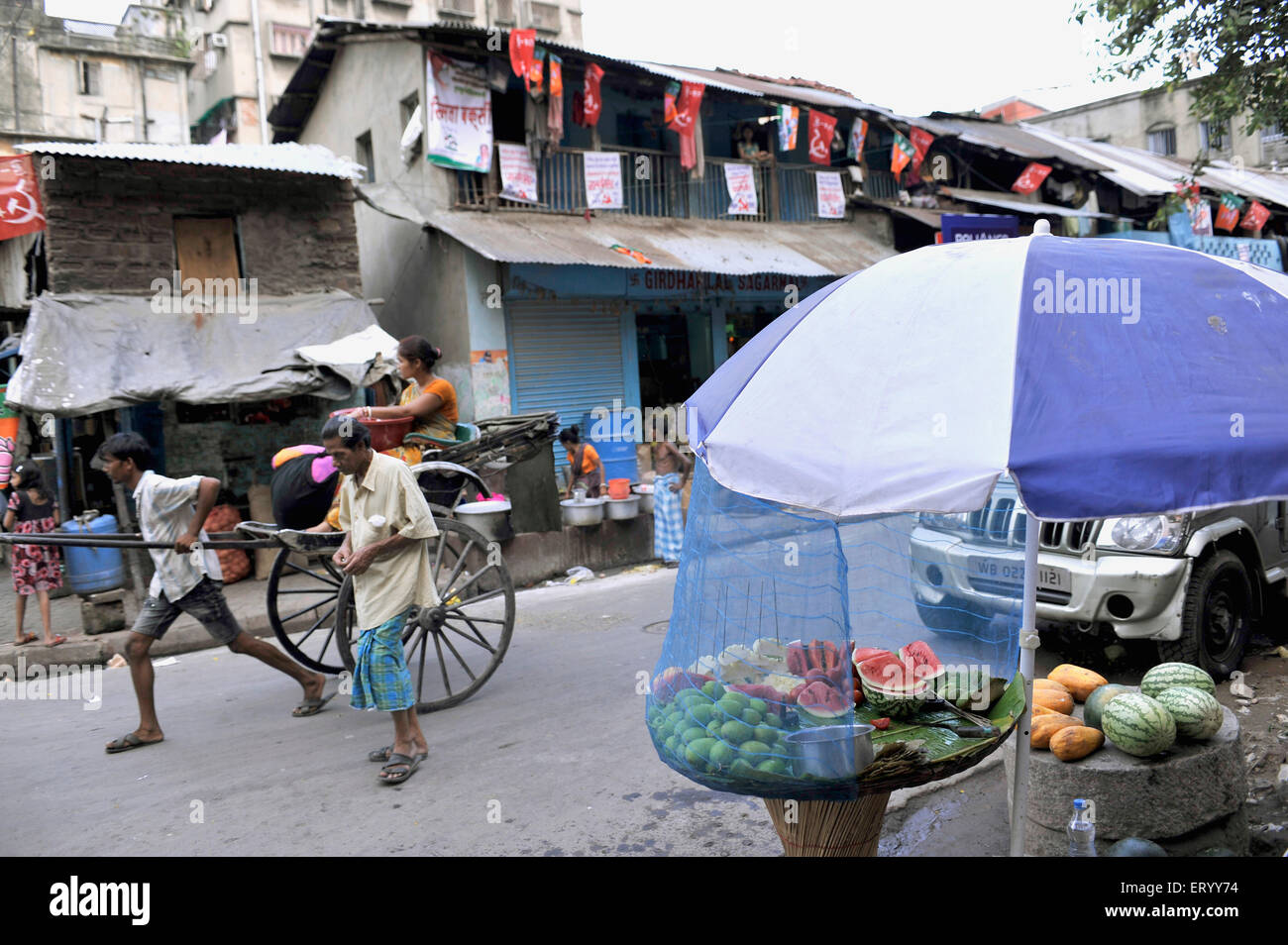 Hand gezogen Rikscha, Mensch angetrieben Rikscha, Obsthändler, Jorasanko, Bara Bazar, Burrabazar, Burrah Bazaar, Kalkutta, Kolkata, Indien, Asien Stockfoto