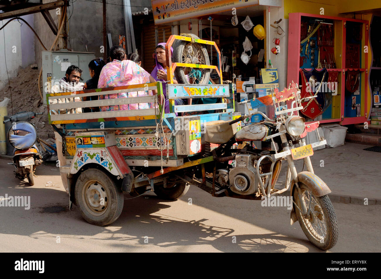 Motorrad-Rikscha für den öffentlichen Verkehr; Bhuj; Kutch; Gujarat; Indien Stockfoto
