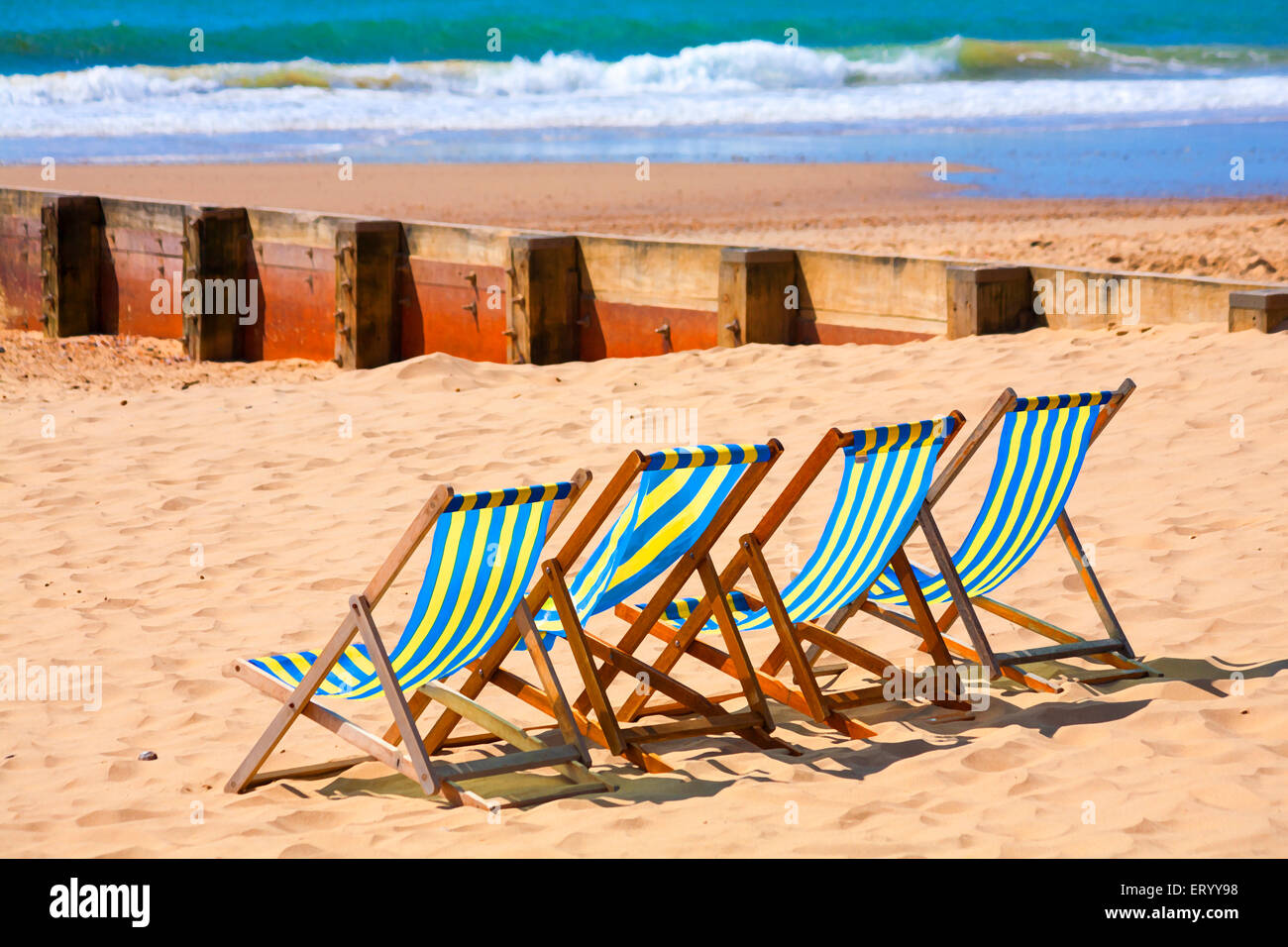 Malerische Wirkung des leeren Liegestühlen und Buhne in Bournemouth Beach im Juni Stockfoto