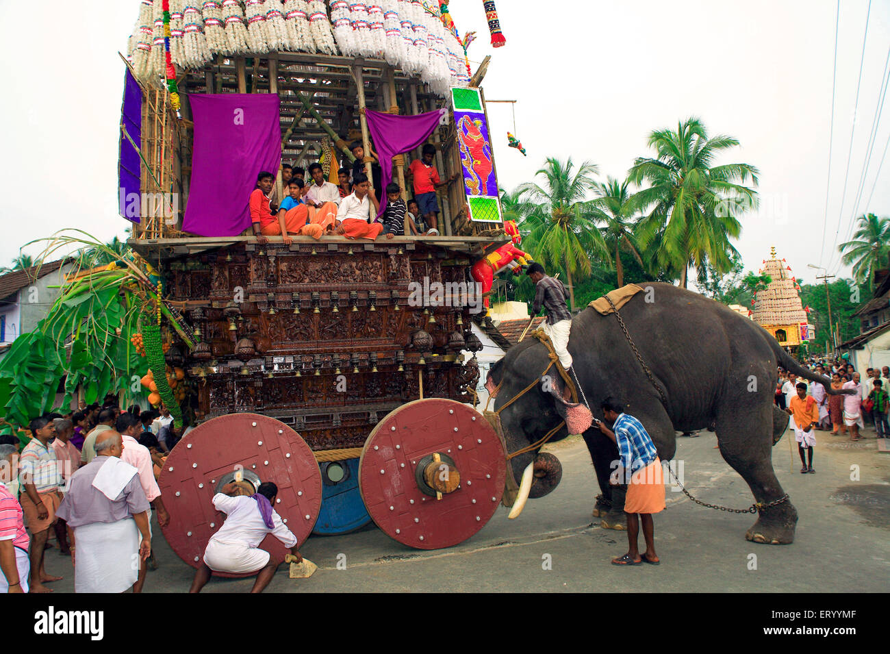 Elefant schiebt rath, Ratholsavam Chariot Festival; Palghat, Palakad, Palakkad, Kerala, Indien, Asien Stockfoto