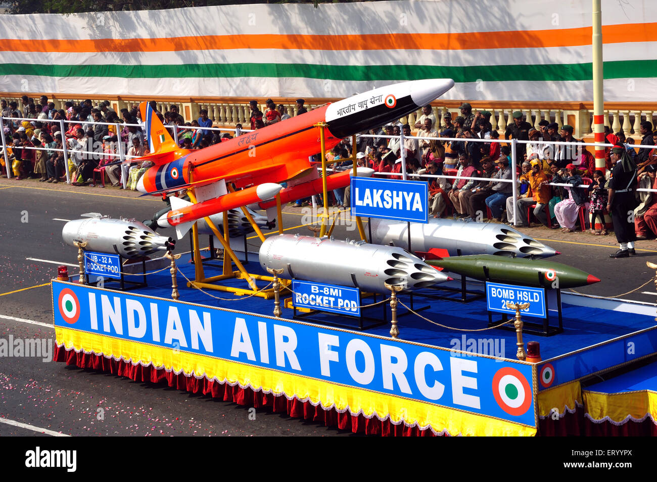 Republic Day Parade Festwagen der indischen Luftwaffe zeigt LAKSHYA Rocket, Kalkutta, Kolkata, Westbengalen, Indien, Asien Stockfoto
