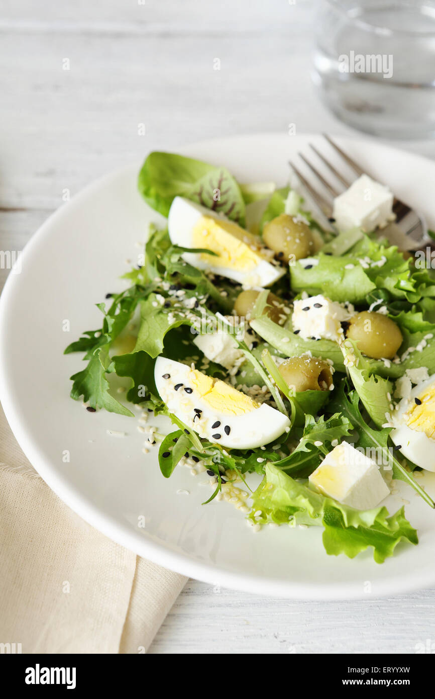 Frühlings-Salat mit Eiern, Essen Stockfoto