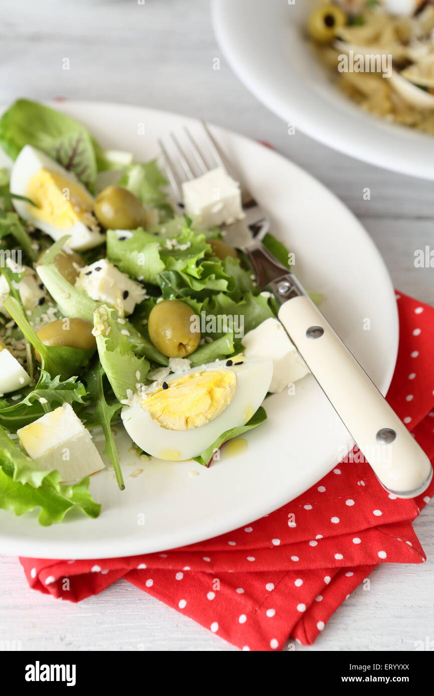 Köstlicher Salat mit Gemüse und Ei, Essen Nahaufnahme Stockfoto