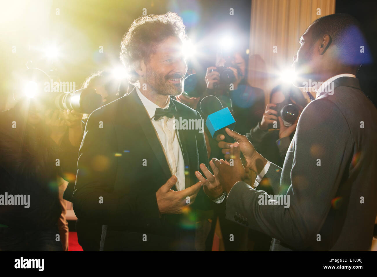 Prominenten interviewt und fotografiert von Paparazzi beim event Stockfoto