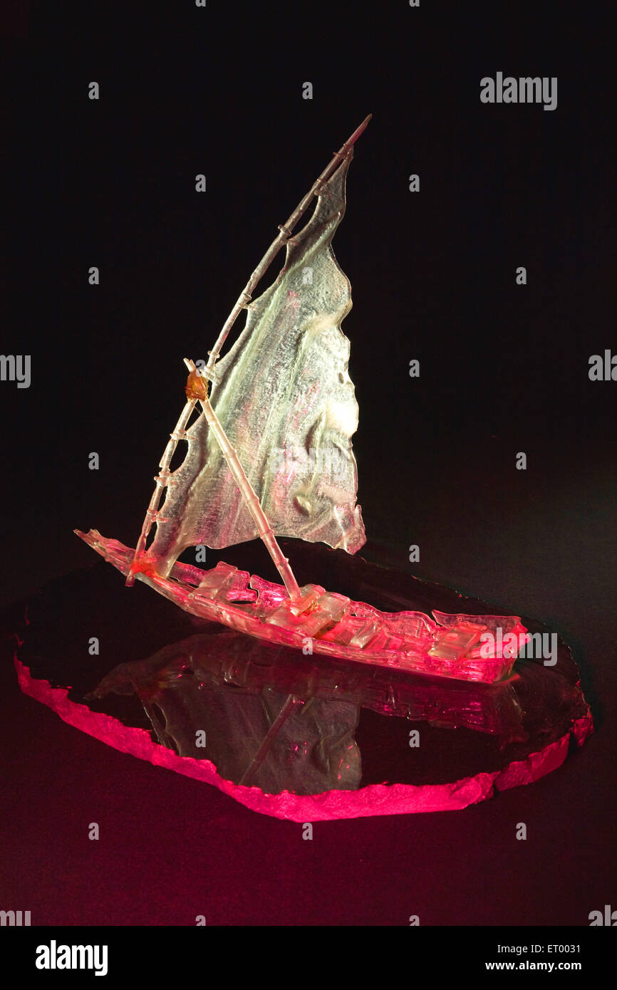 Skulptur des Schiffs, Glaskunst, Glas Kunstskulptur, schwarzer Hintergrund, Indien, Asien Stockfoto