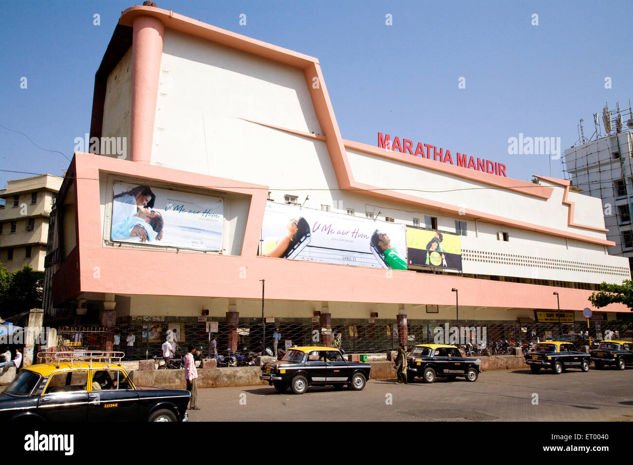 Maratha Mandir Kinosaal , Bombay , Mumbai , Maharashtra , indischer artdeco; Art; Deko; Bombay; Gebäude; Struktur; Fassade Stockfoto