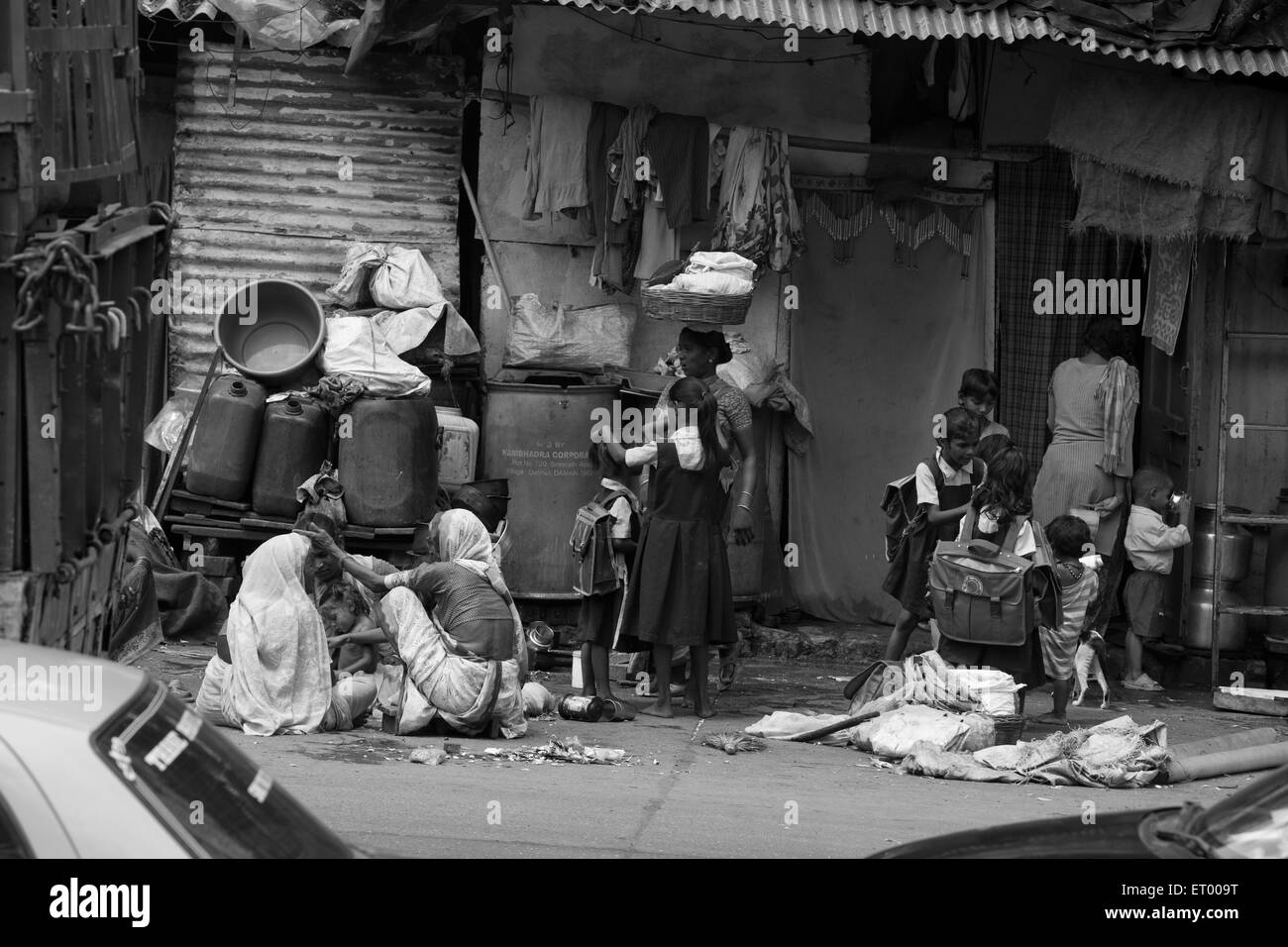 Bewohner in Indien Slum; N M Joshi Straße; Bombay Mumbai; Maharashtra; Indien Stockfoto