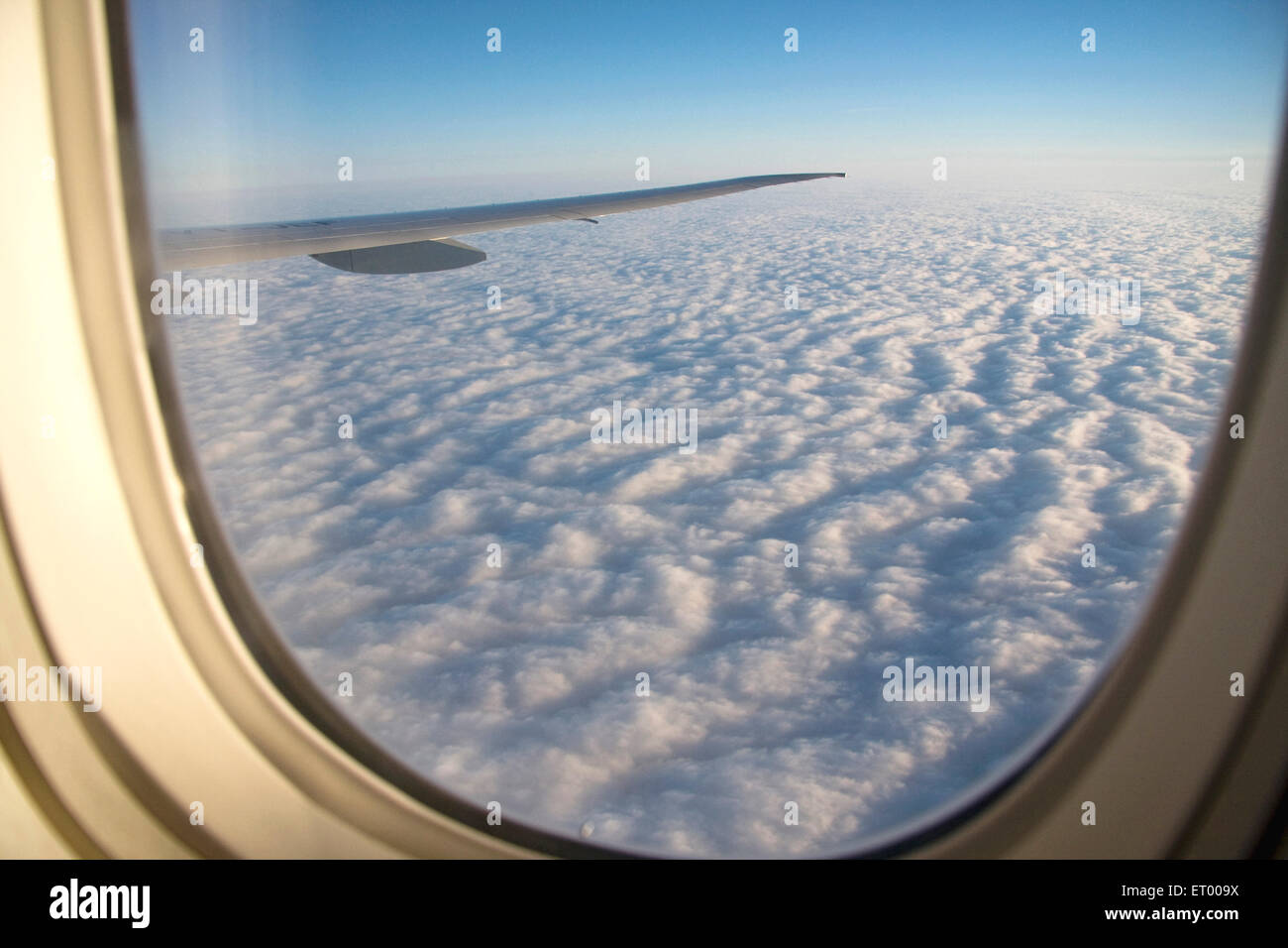 Wolken vom Flugzeugfenster Stockfoto