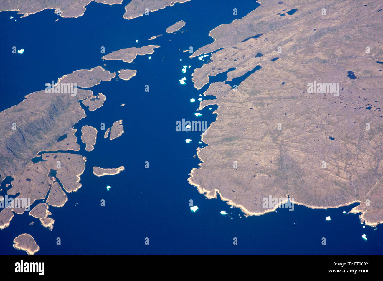 Luft von Land und Meer aus Flugzeugfenster , Stockfoto