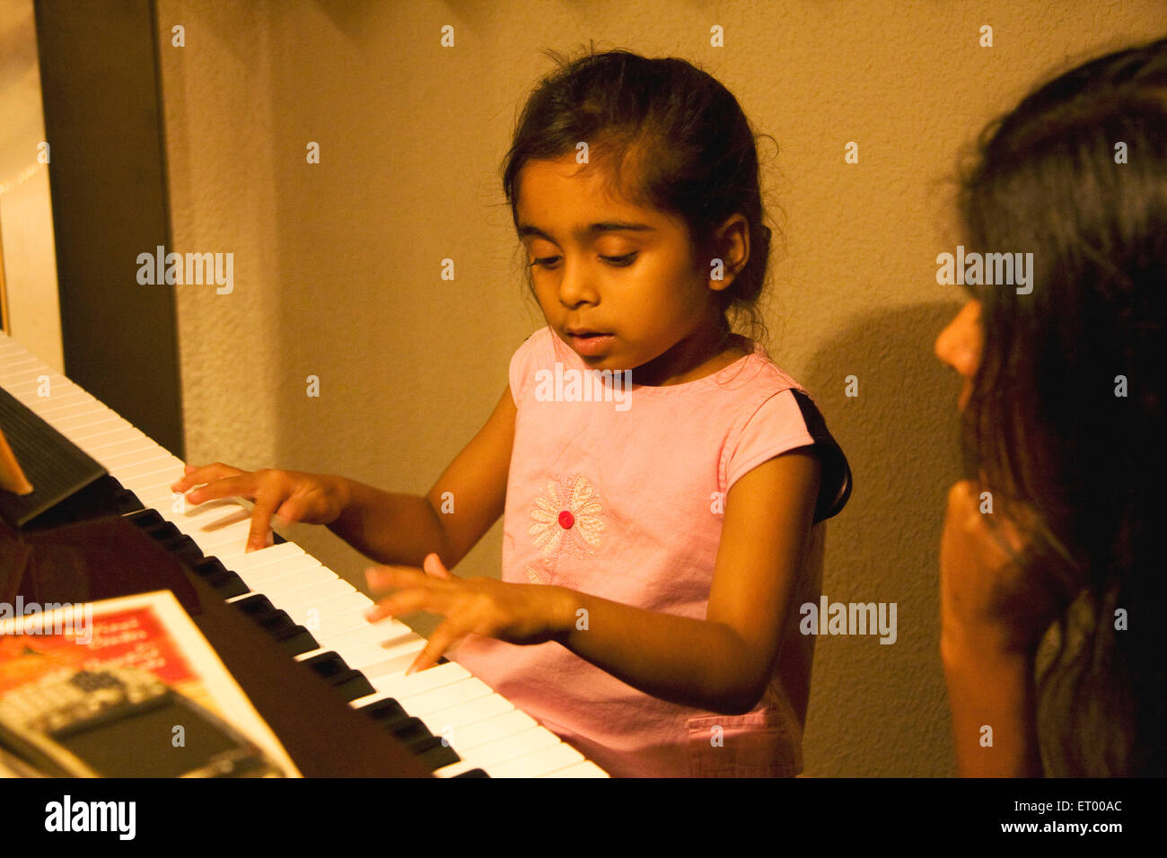 Junge Mädchen Kind Klavier spielen , HERR#543 Stockfoto