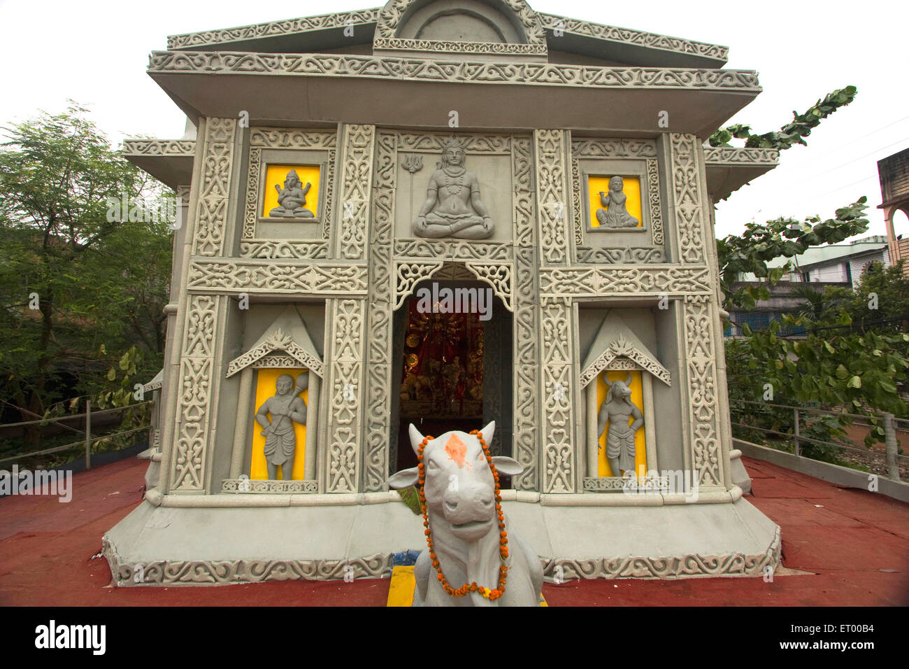 Dekorierte Mandap für Durga Puja; Kolkata; Westbengalen; Indien Stockfoto
